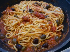 spaghetti all amatriciana in pfanne