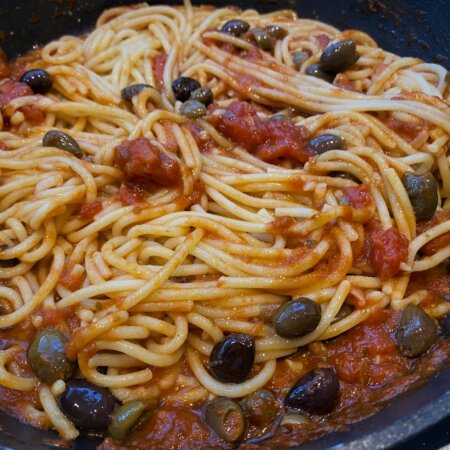 spaghetti all amatriciana in pfanne